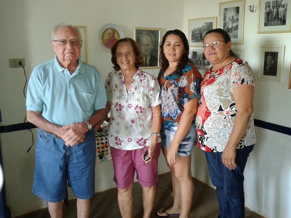 A diretora do Centro Rural de Educação, Maria Do Carmo Oliveira, e a sec. adjunta da Educação, Vaninha Alves, em visita ao casal, Sr. Cir de Souza Martins e Dona Diva, na "casa das moças velhas", no Sítio Campos. Por Hugo Leonardo, via Facebook. A diretora do Centro Rural de Educação, Maria Do Carmo Oliveira, e a sec. adjunta da Educação, Vaninha Alves, em visita ao casal, Sr. Cir de Souza Martins e Dona Diva, na "casa das moças velhas", no Sítio Campos. Por Hugo Leonardo, via Facebook.