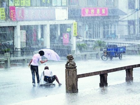 蘇州 最美仙女 為殘疾老翁撐傘擋雨