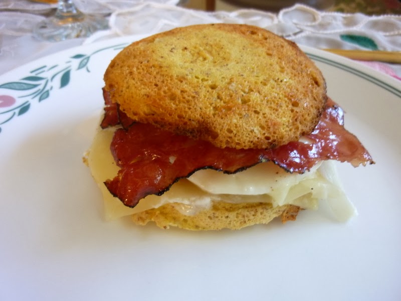 SPLENDID LOWCARBING BY JENNIFER ELOFF EGGS BENEDICT ON A LOWCARB