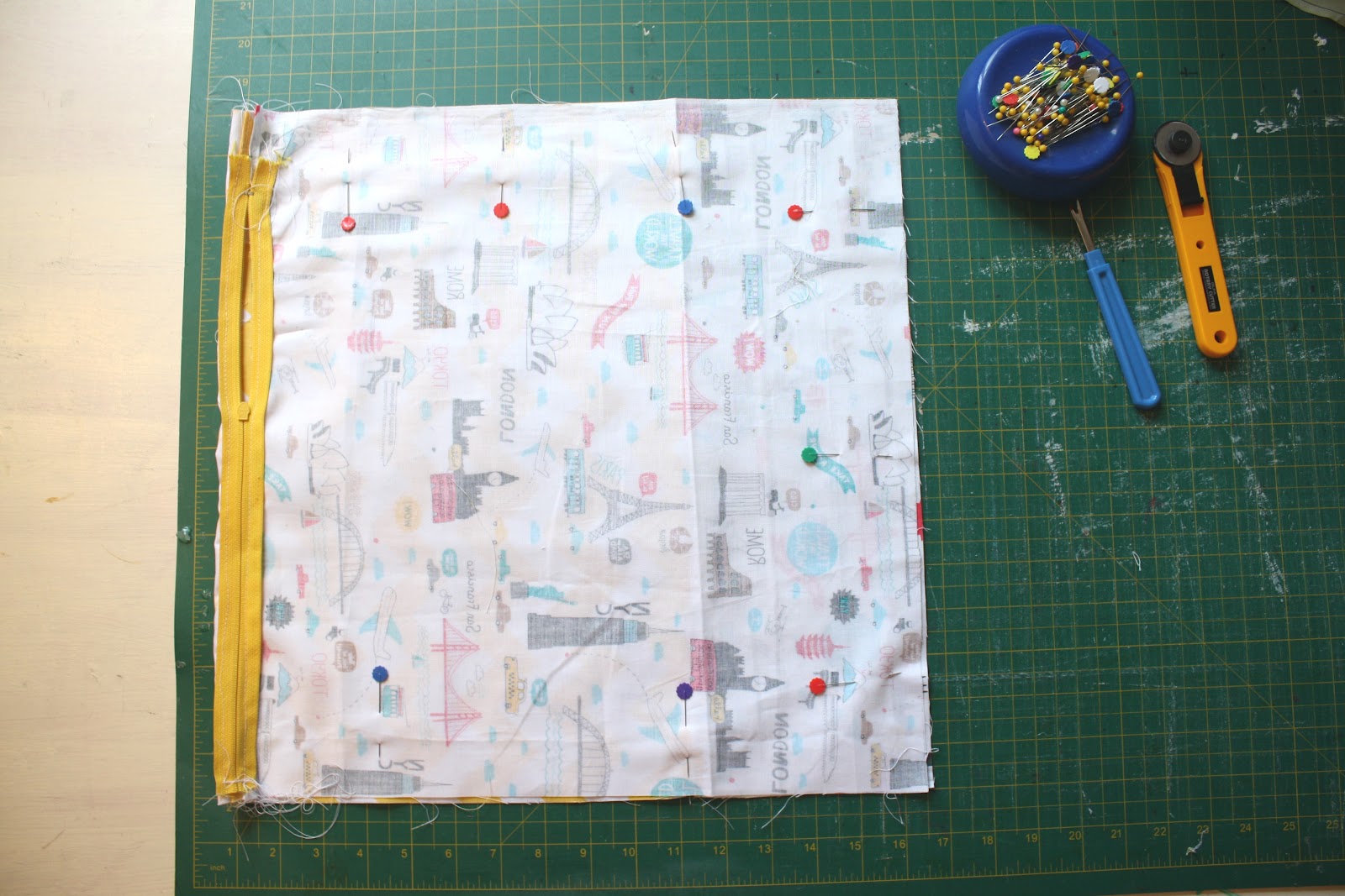hungryhippie sews Zipper Pillow tutorial