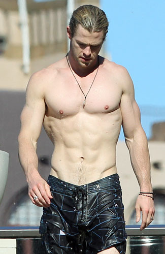 Chris Hemsworth - Pria Seksi Tanpa Baju Chris Hemsworth - Pria Seksi Tanpa Baju