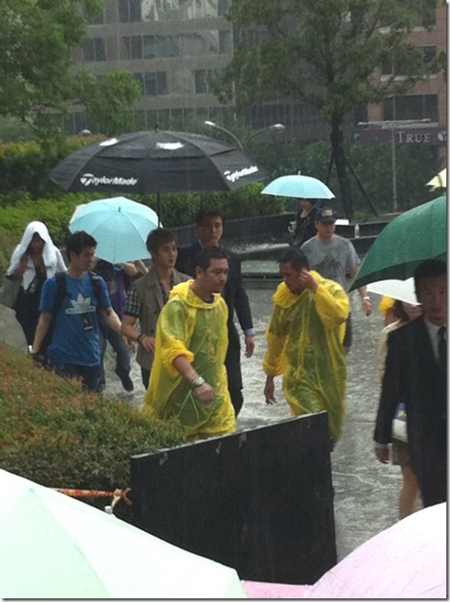 Las fans de Taiwan bajo la lluvia para esperar a Kim Hyun Joong Khj+taiwan1