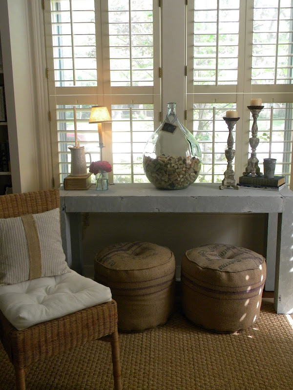Blanco interiores: debaixo de uma consola...under a console table!