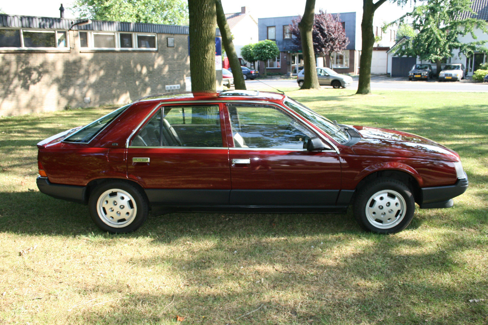 A 1986 Renault 25 Gtx With Only 7k Miles Resides In