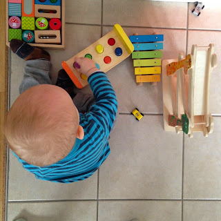 Christkind beim Spielen