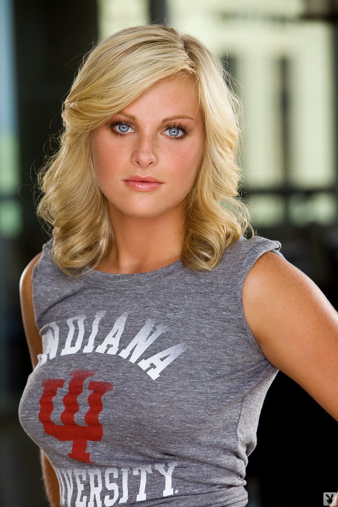 Wallpaper World: Aryka Lynne in bikni and t-shirt