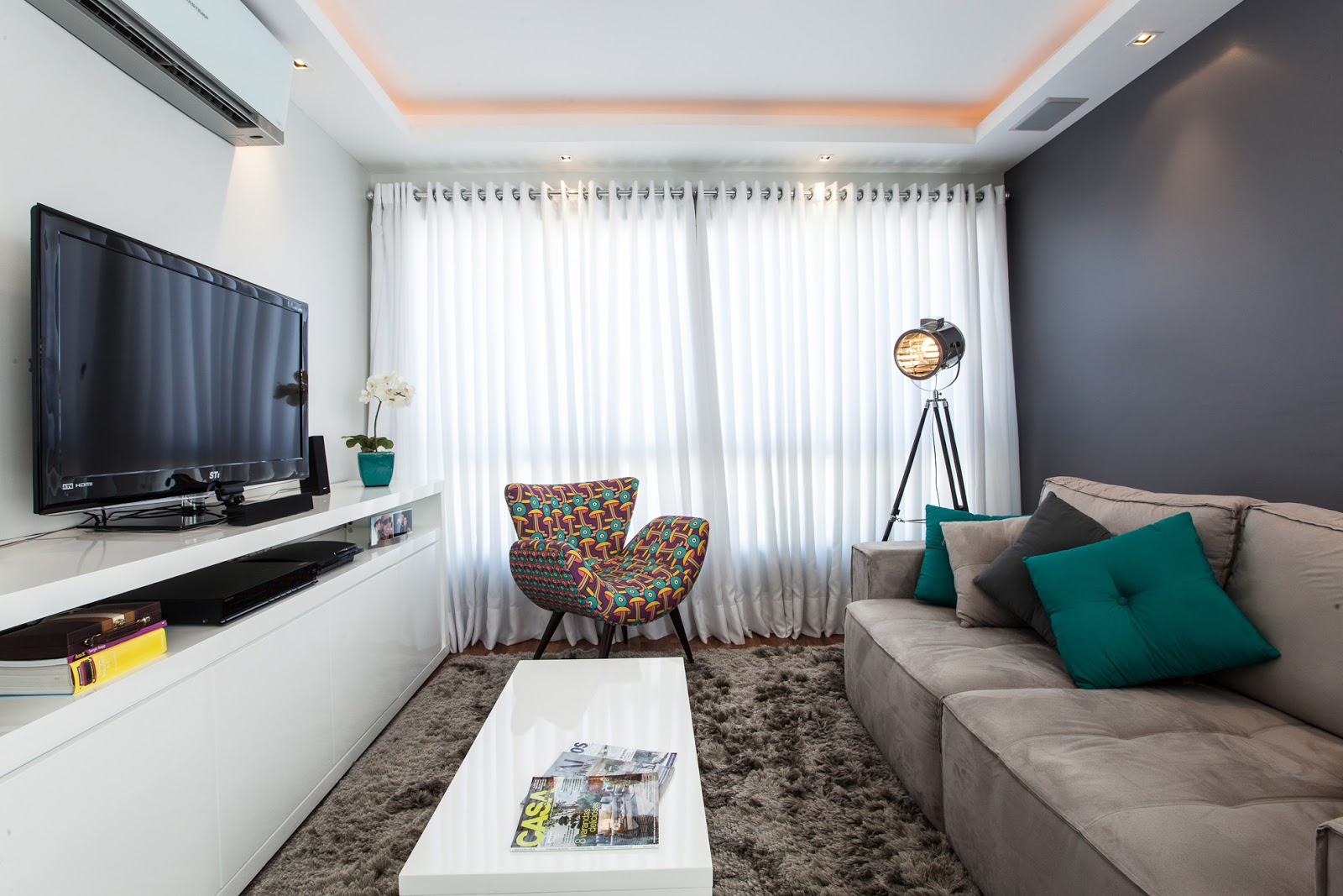 decoracao de sala jovem:tons neutros de fendi e papel de parede em arabescos dão o toque de decoracao de sala jovem:tons neutros de fendi e papel de parede em arabescos dão o toque de