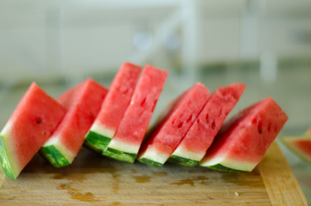 Do you love watermelon as much as I do?  Well, we discovered another yummy way to eat it with an easy watermelon popsicles recipe!