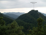 Imatge del cim del Castell de Roset des del corriol de pujada a la Plana del Castell Imatge del cim del Castell de Roset des del corriol de pujada a la Plana del Castell