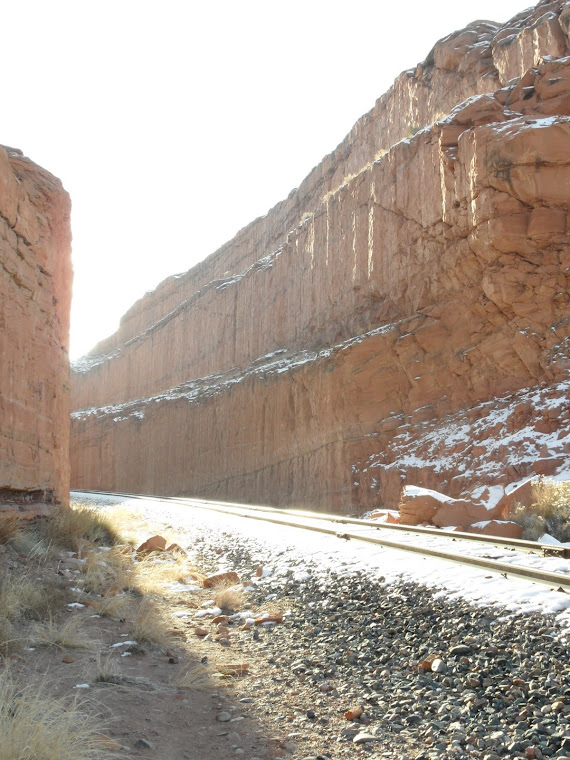Une couloir creuse dans la montagne a la dynamite, Utah