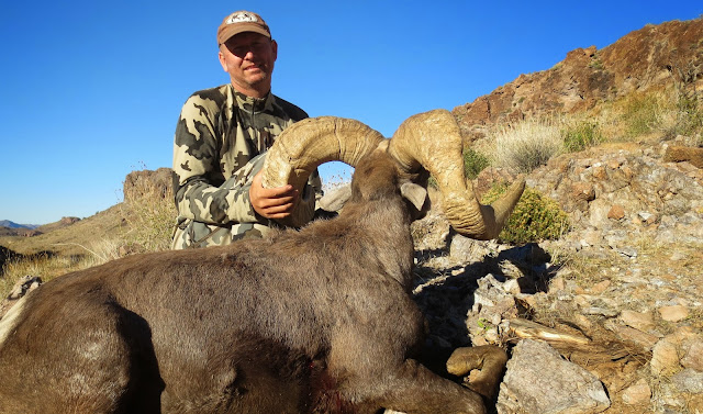 Desert+Bighorn+Sheep+Hunt+Photo+with+Claude+Warrens+Arizona+Super+Big+Game+Raffle+Sheep+with+Guides+Colburn+and+Scott+Outfitters+3.jpg
