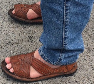 Homem usando sandálias de couro tradicionais - Pés Masculinos - Huaraches