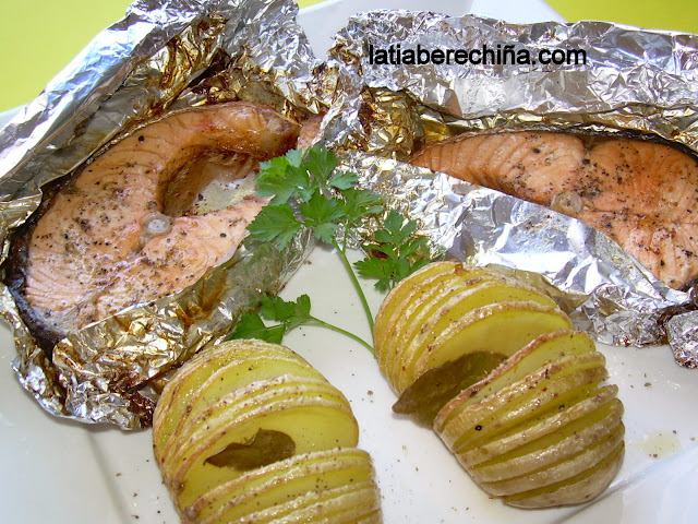 Salmón en papel de plata con patatas  de lo más fhasion .