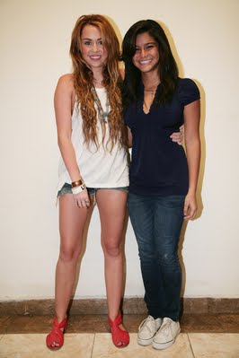 Miley Cyrus News - Unofficial Fan Blog: Miley Cyrus meets fans in Panama