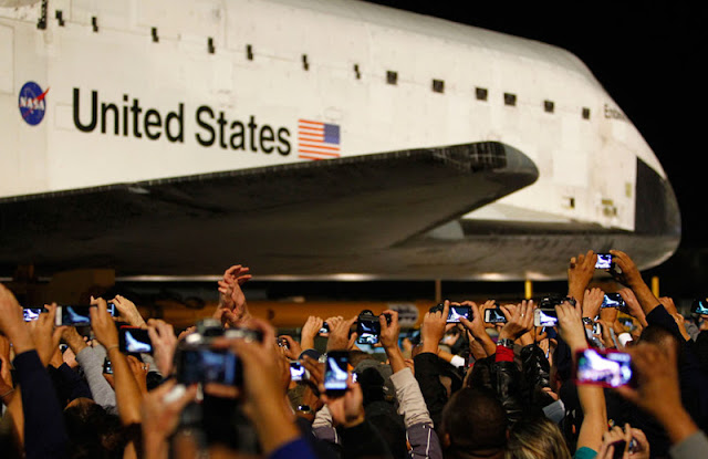 بالصور  مرور مكوك الفضاء الأمريكي في شوارع لوس أنجلوس Shuttle+on+the+Streets+++(6)