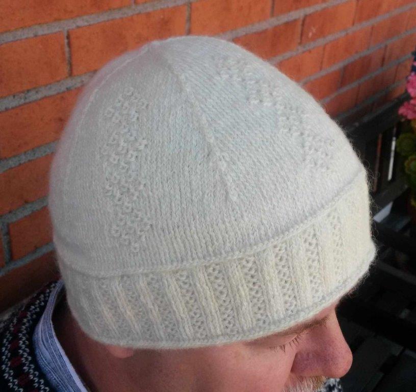Lappone: White hat in twined knitting