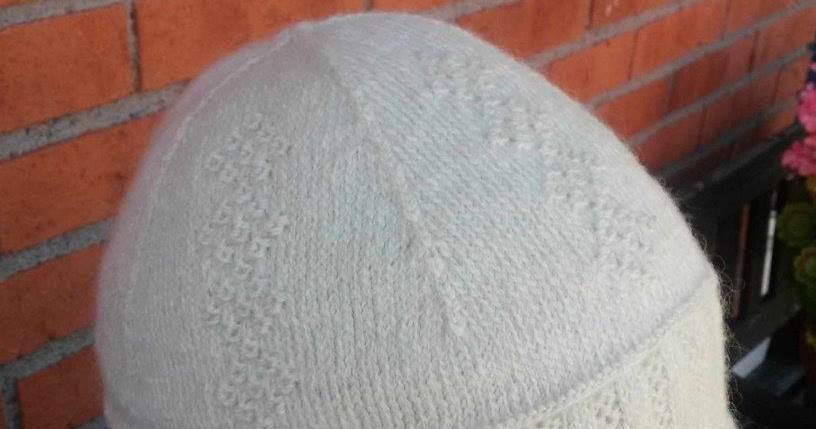 Lappone: White hat in twined knitting