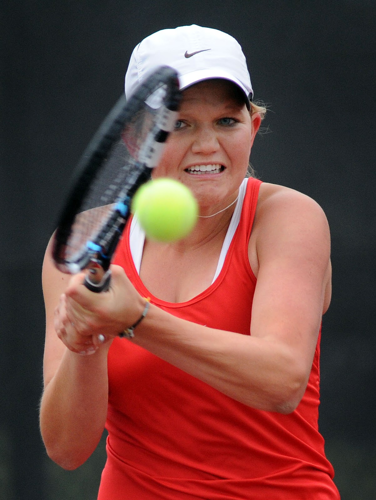 State Tennis, sun burns, cold concrete and Balloon Boy Finistère