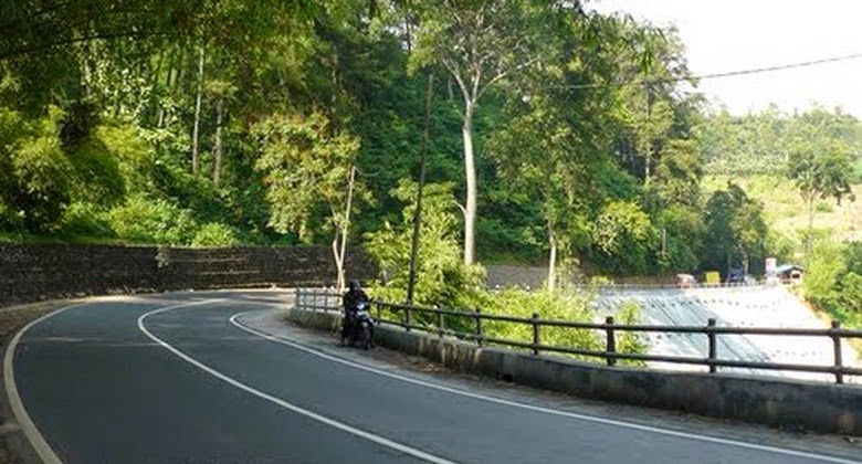Telusuri Keangkeran Tikungan Amoy dan Berbagai Penampakan