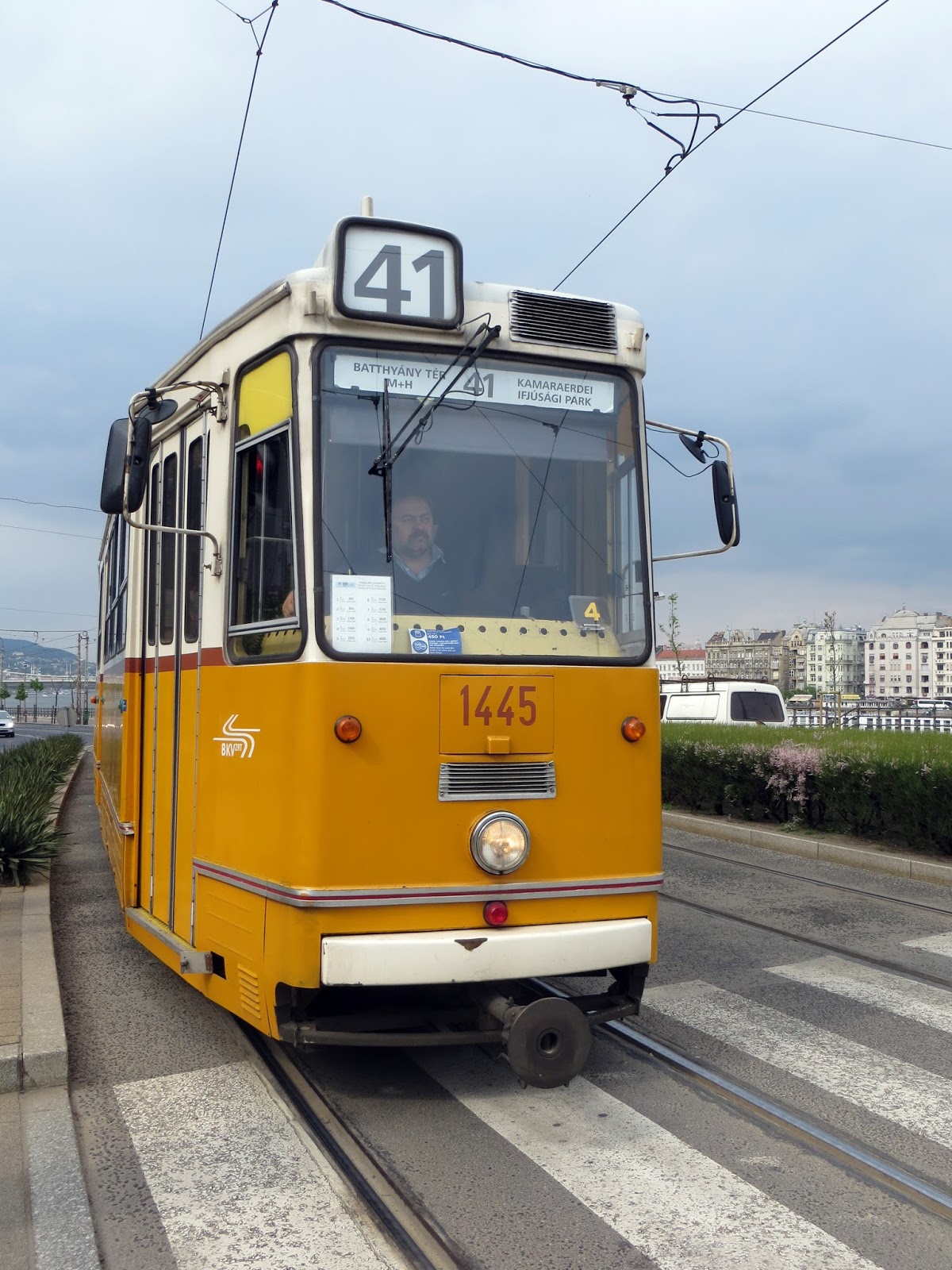 Budapest, photography, night time, architecture, travel, blog, adventure, exploration, chain bridge, tram, traditional, transport, history, yellow