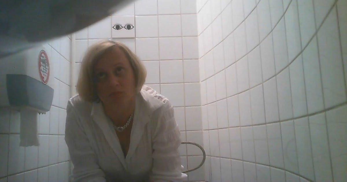 Писающие женщины в туалете поликлиники