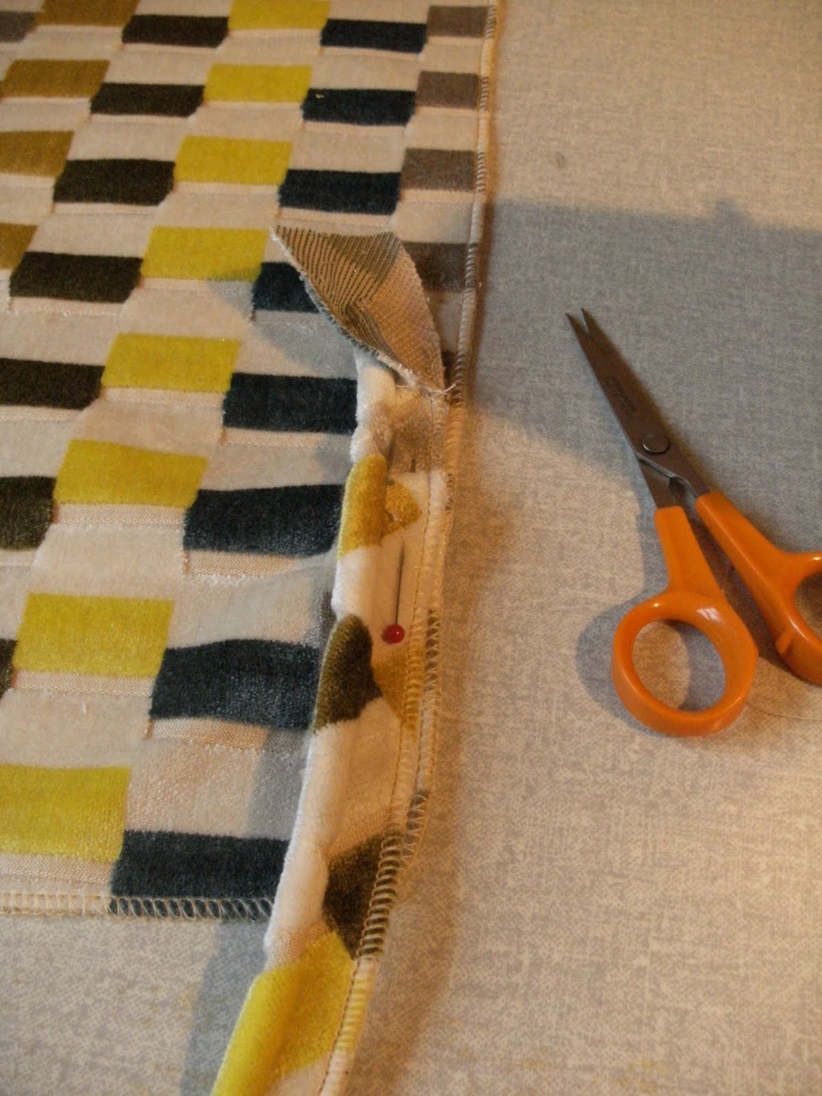 Sew Good by Deborah Good Sew a classic piped cushion cover a tutorial.