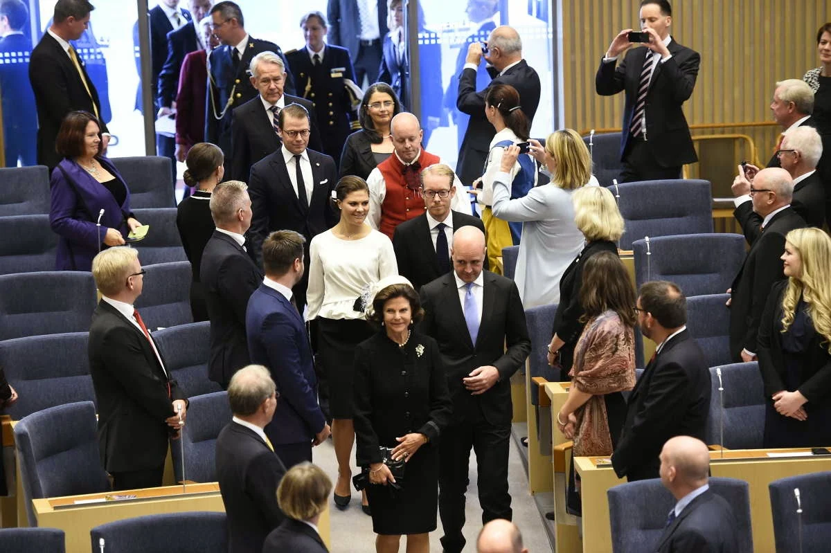 la Famille Royale a assisté à la Cérémonie au Parlement pendant laquelle le Roi a prononcé un discours.