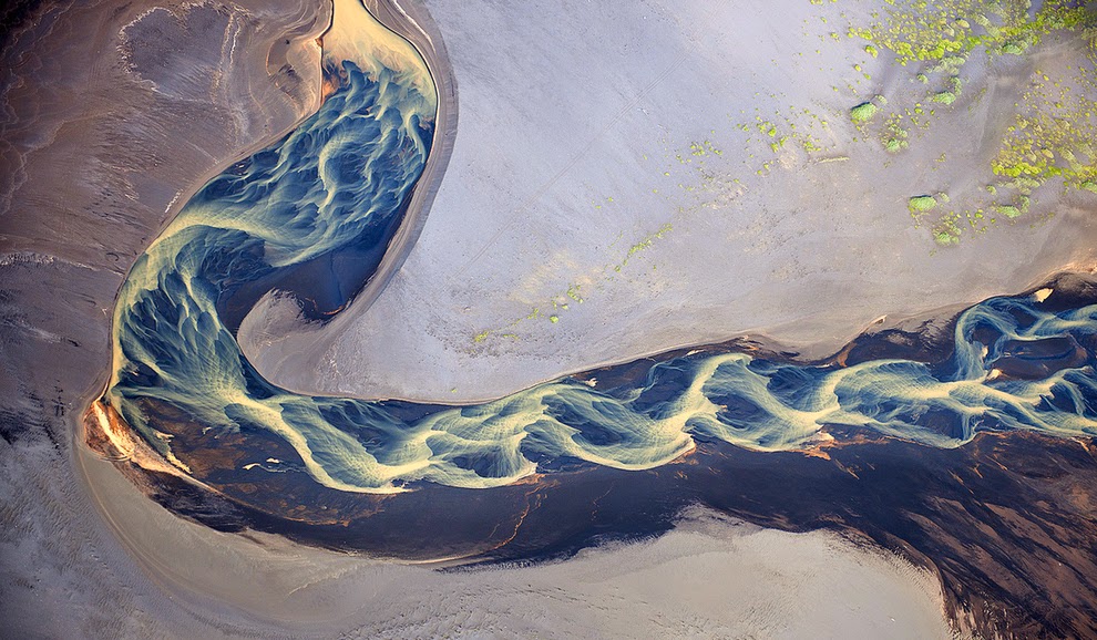 4. To get a sense of the river’s grandiosity, try to find the tire tracks. - 17 Photos That Will Give You Iceland Envy 4. To get a sense of the river’s grandiosity, try to find the tire tracks. - 17 Photos That Will Give You Iceland Envy
