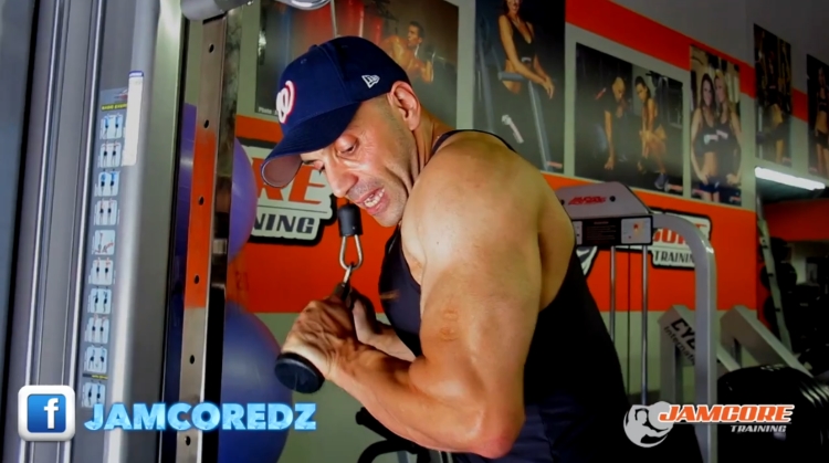 Traction triceps : 4 séries x 8 - 10