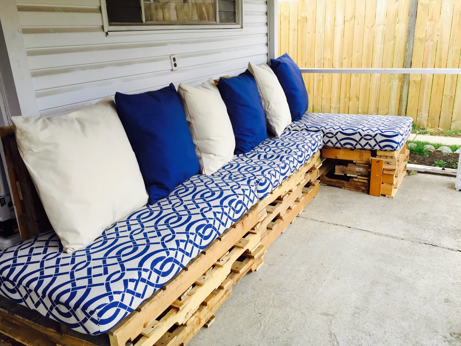 Breaking DIY Outdoor Pallet Couch