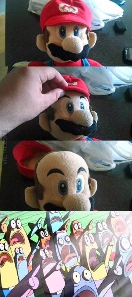 ¿Que esconde Mario Bros bajo su gorra?