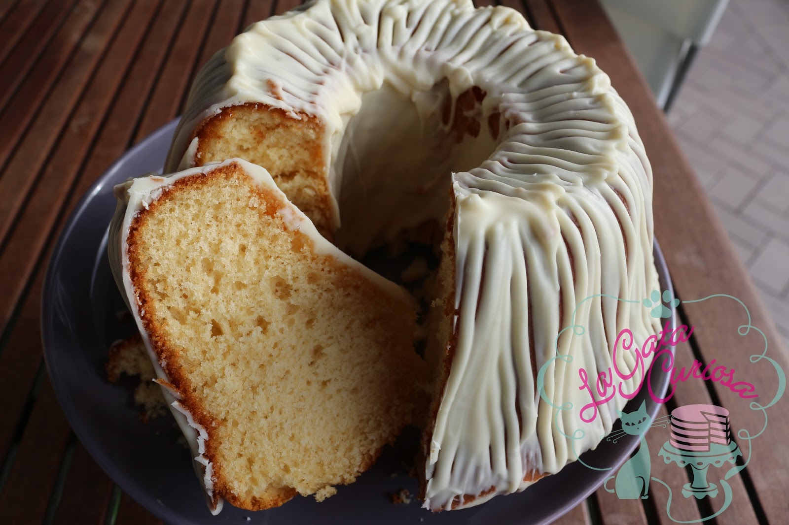 La Gata Curiosa BUNDT CAKE DE LECHE CONDENSADA Y CHOCOLATE BLANCO