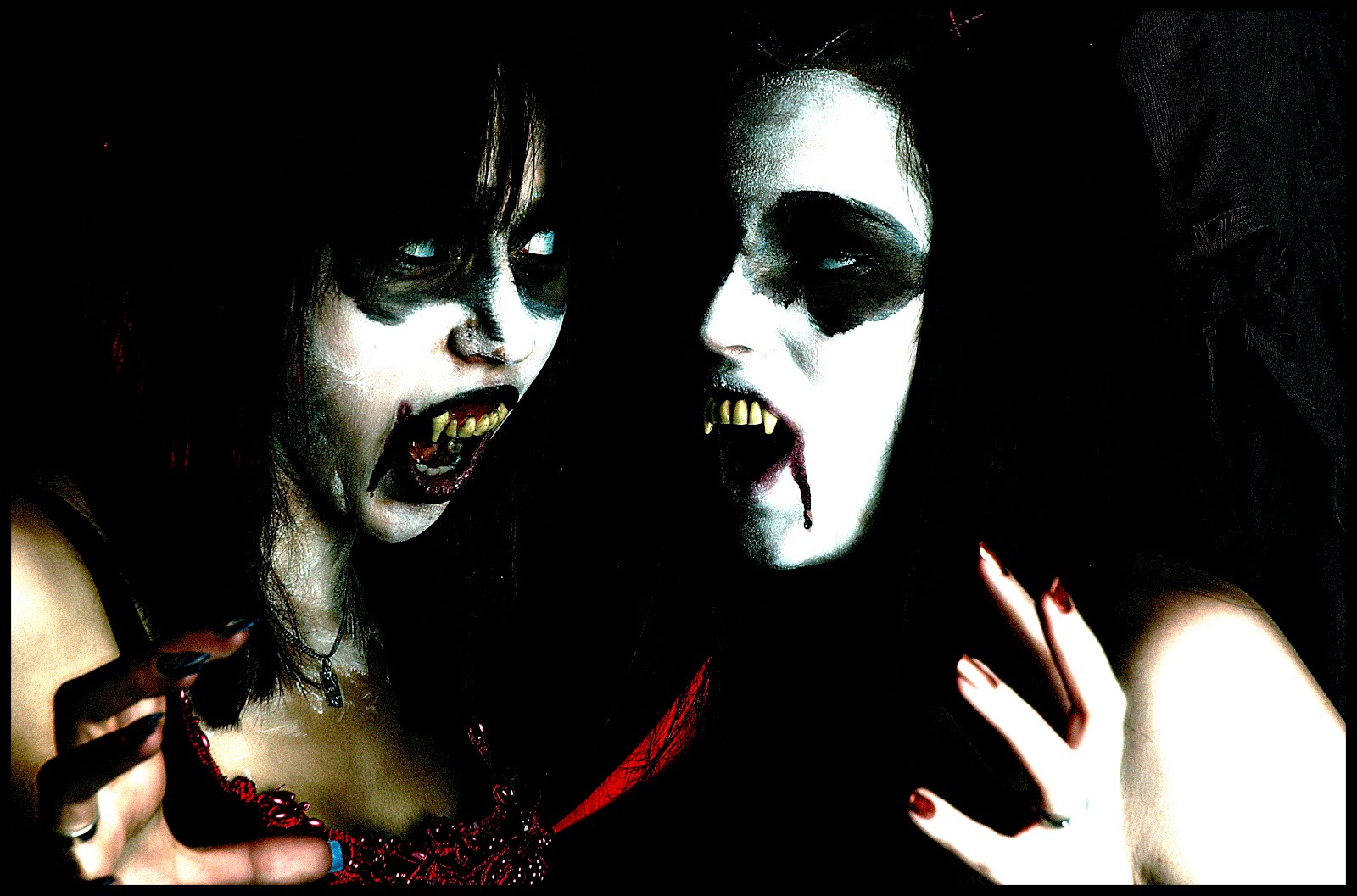 http://2.bp.blogspot.com/-N8LMv6g4-KU/T60E37CHjxI/AAAAAAAABiw/JMMf3X3JYZM/s1600/wallpapers_vampiros_fondo_negro_02.jpg