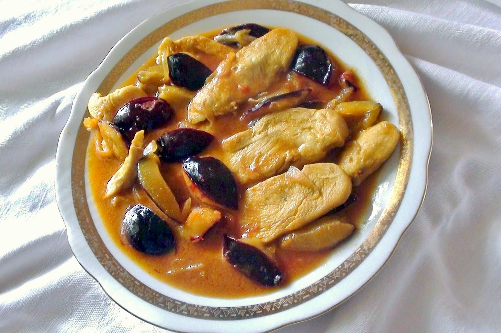 zsuzsa is in the kitchen CHICKEN WITH PLUMS