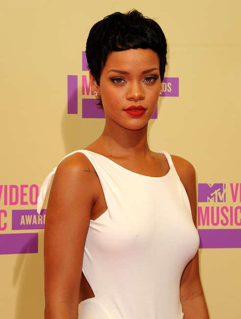 Fashion Hairstyles New Rihanna Makeover And Short Haircut Above