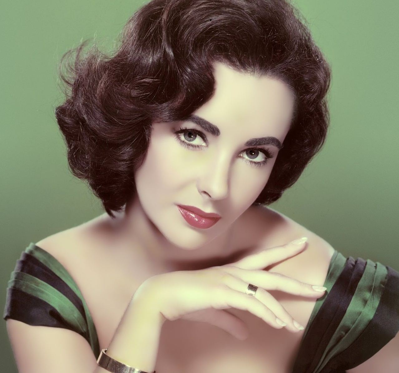 Elizabeth Taylor - An Icon of Beauty and Fashion