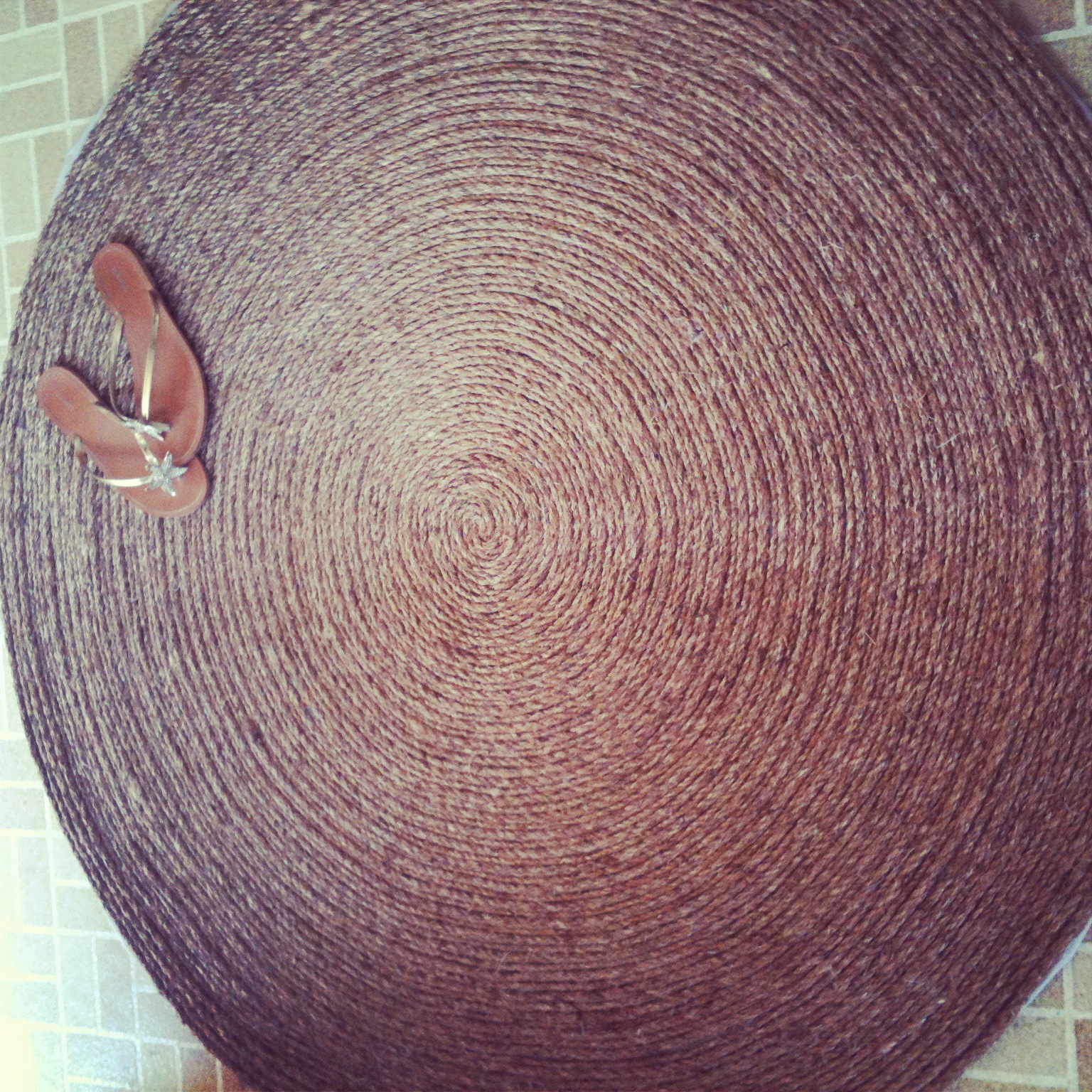 how to make a round rug... Les Fleurs