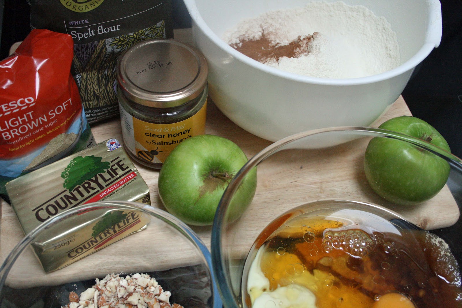 lauralovescakes... Nigella's Apple & Cinnamon Muffins