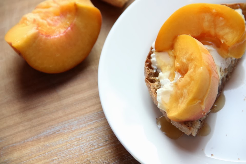 The average mess Quick breakfast {Nectarine and sour cream toast}