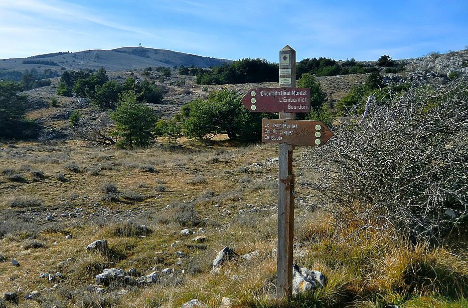 Signpost-to-Haut-Montet-next-to-the-parking