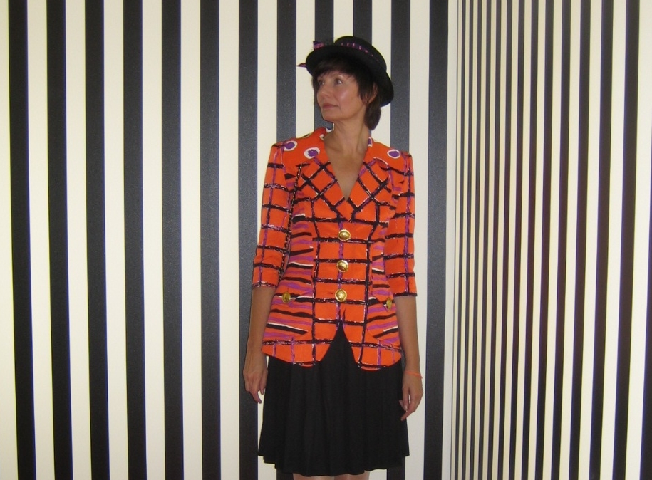 B Schreibt Balmain Wie Ich Meiner Freundin In Die Jacke Helfen