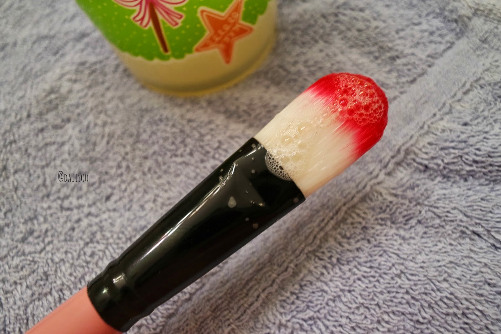 Daiisoo [Review] Daiso Makeup Brush Cleaner + Daiso Winmax Slim Lipstick