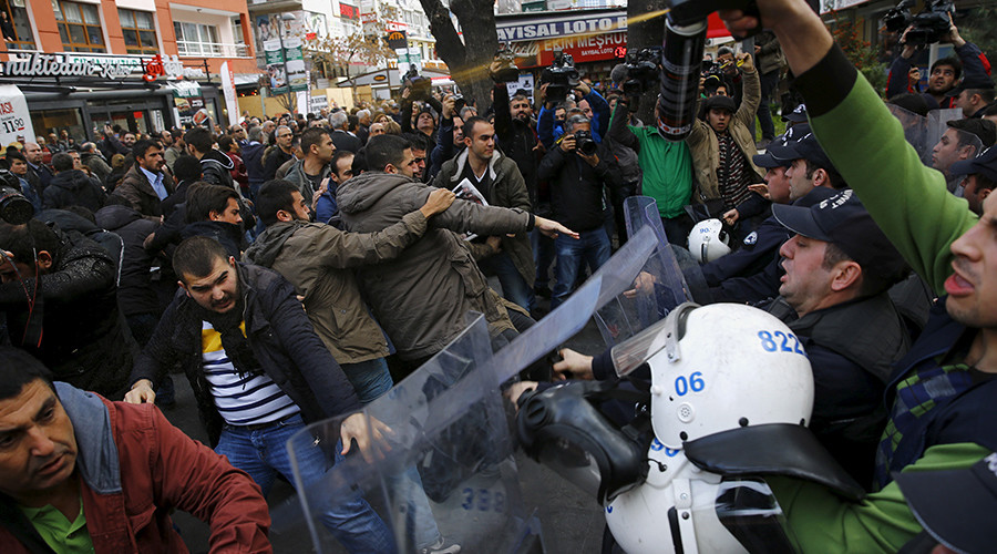 Turkish weapons ‘heading to end in ISIS hands’ - RT speaks to Cumhuriyet journalists - Police use tear-inducing agent against demonstrators during a protest over the arrest of journalists Can Dundar and Erdem Gul in Ankara, Turkey Turkish weapons ‘heading to end in ISIS hands’ - RT speaks to Cumhuriyet journalists - Police use tear-inducing agent against demonstrators during a protest over the arrest of journalists Can Dundar and Erdem Gul in Ankara, Turkey