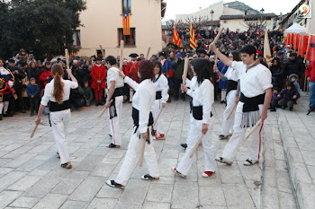 BASTONERS DE MALLA EIXINT DE L'ESGLÉSIA DE  SANT HIPÒLIT DE VOLTREGÀ