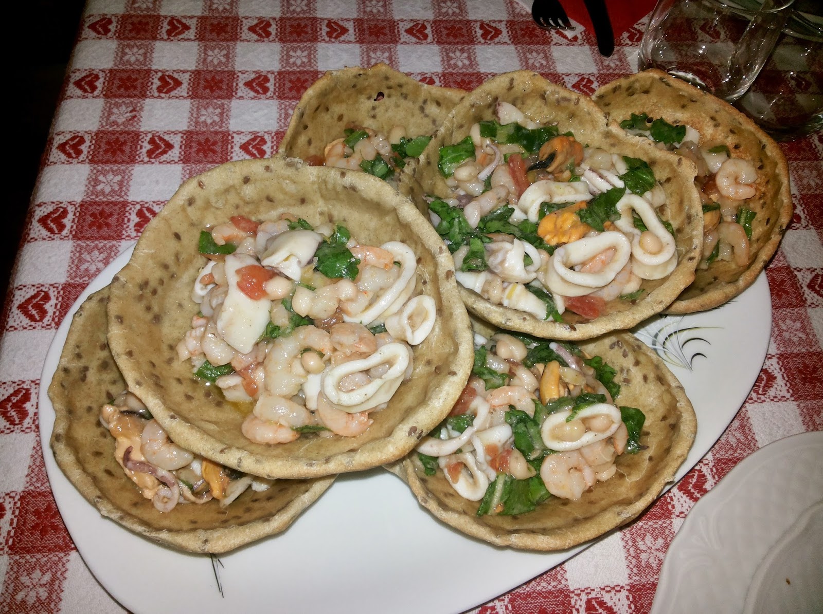 Sale E Pepe Quanto Basta Cestino Di Pane All Orzo E Semi Di Lino Con Insalata Di Mare E Terra