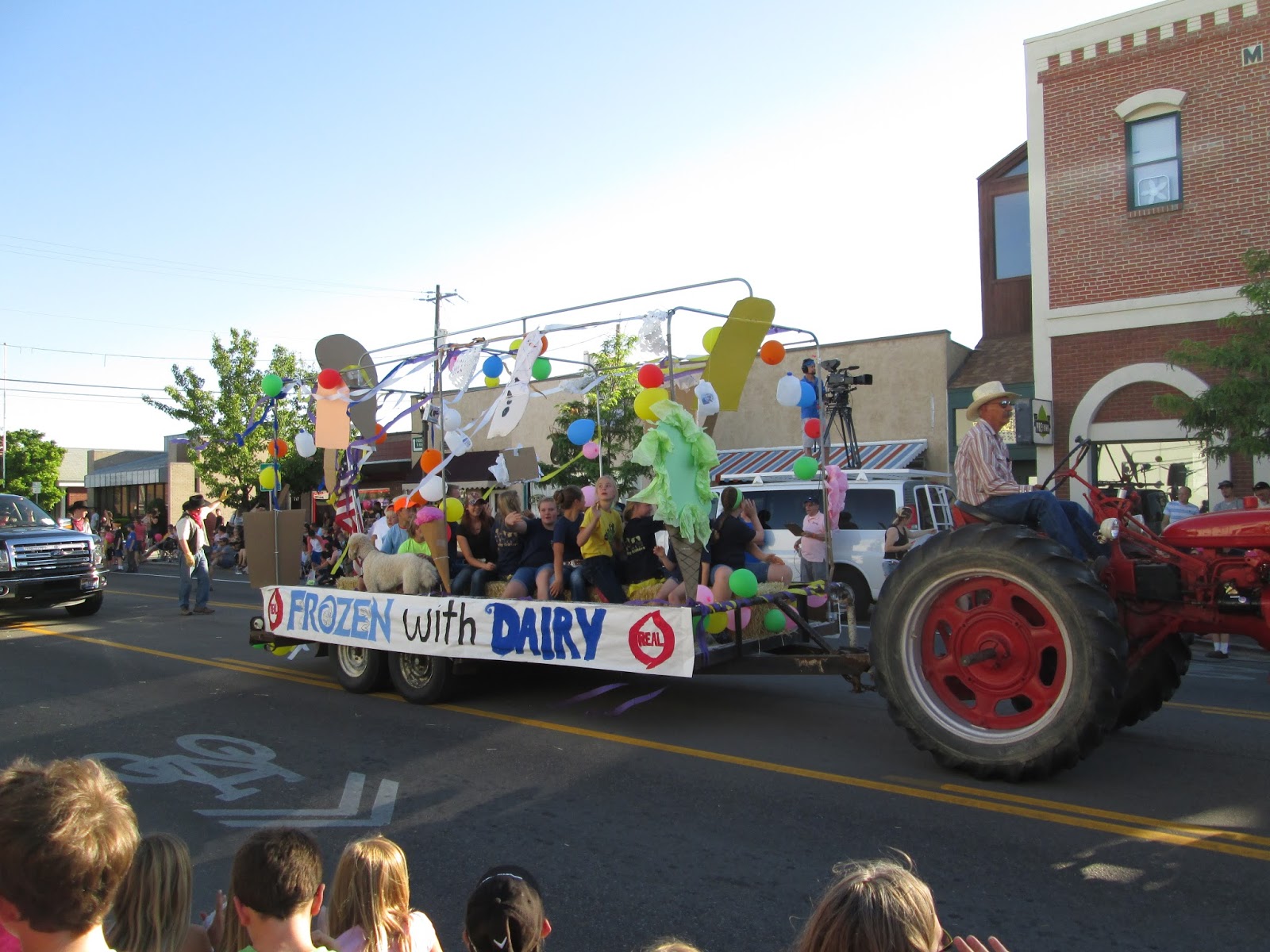 Happy Clean Living Meridian Idaho Dairy Days Parade 2015
