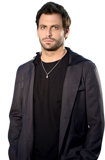 Henri Castelli vai à praia e anda de skate, no Rio