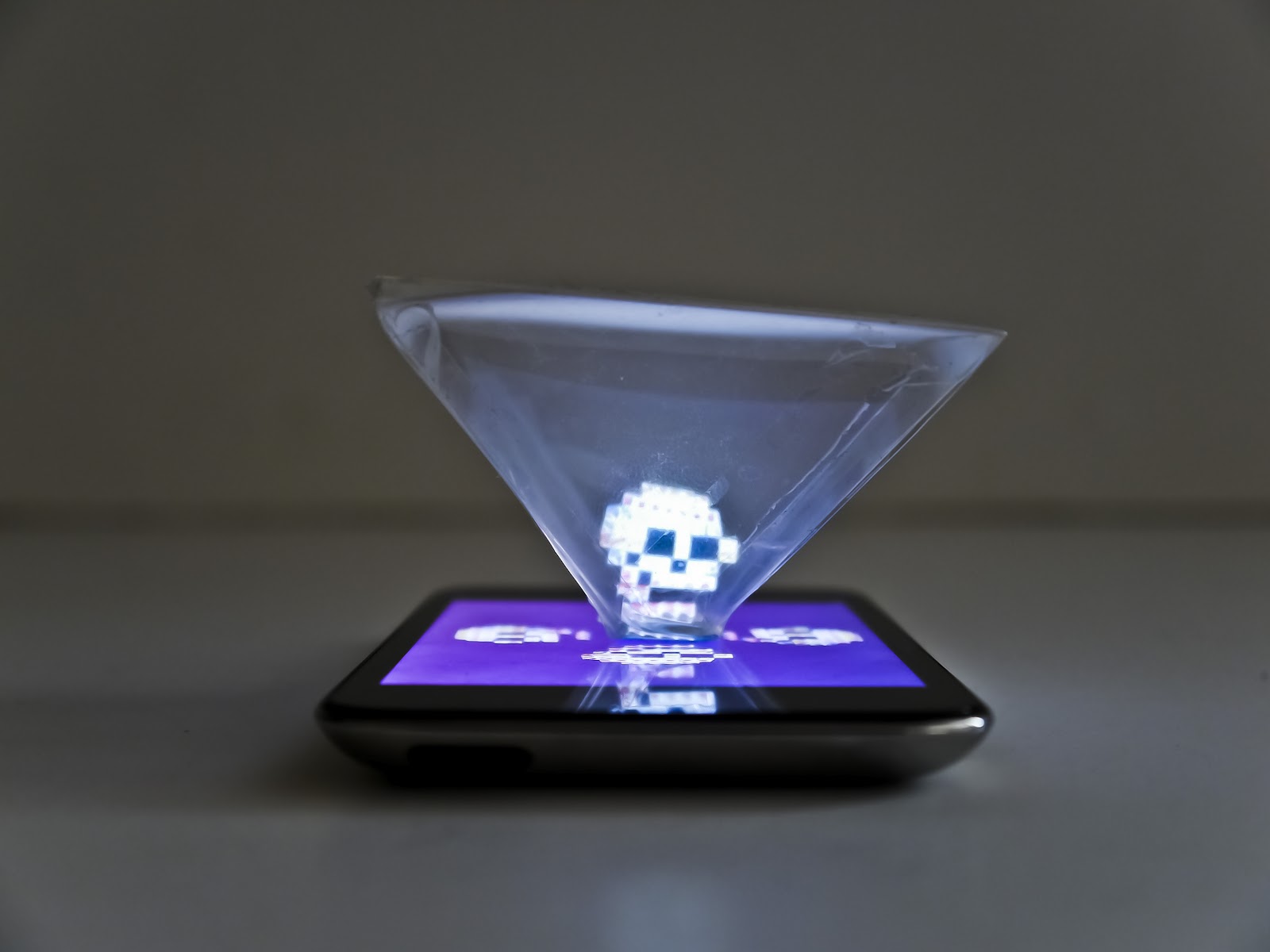 ÜBERNOTES Pepper's ghost 360° illusion pyramid test 001