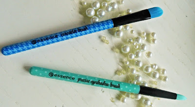essence-make-me-pretty-limited-edition-concealer-brush-precise-eyesadow-brush-review