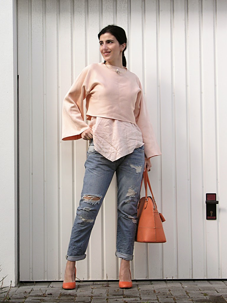 salmon jeans outfit